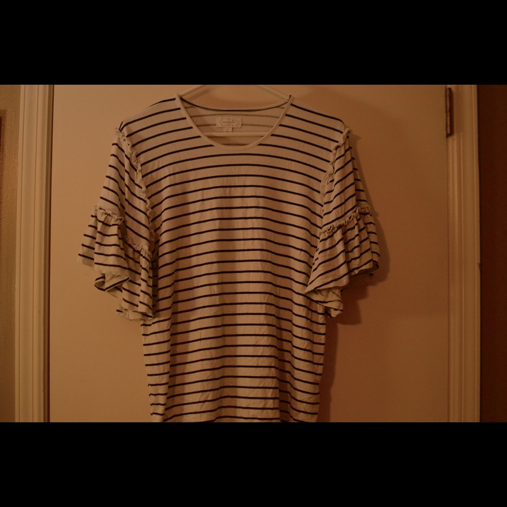 Stripped blouse with ruffled sleeves